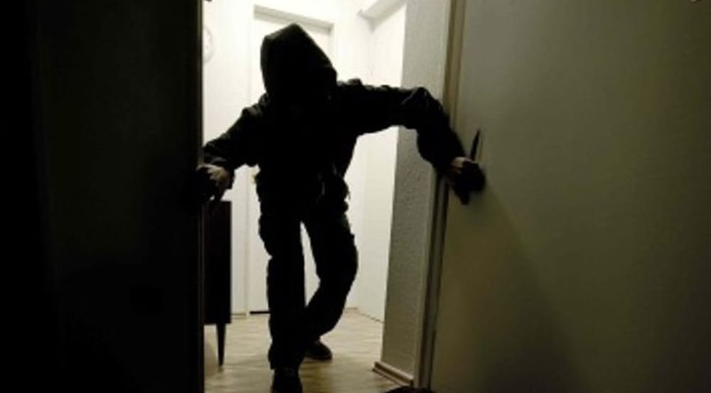 Sieci. Maxi furto al Trony in 7 minuti : Asportati numerosi cellulari; ladri in fuga.