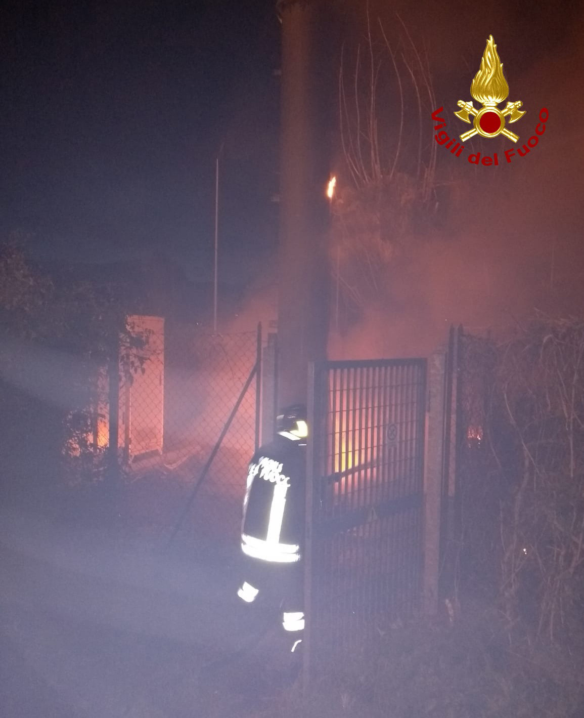 Incendio in Via di Villamagna: Coinvolto un ripetitore telefonico. LE FOTO