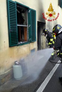 Incendio ad abitazione in Via Aretina: Coinvolta una signora anziana. LE FOTO DEI VF