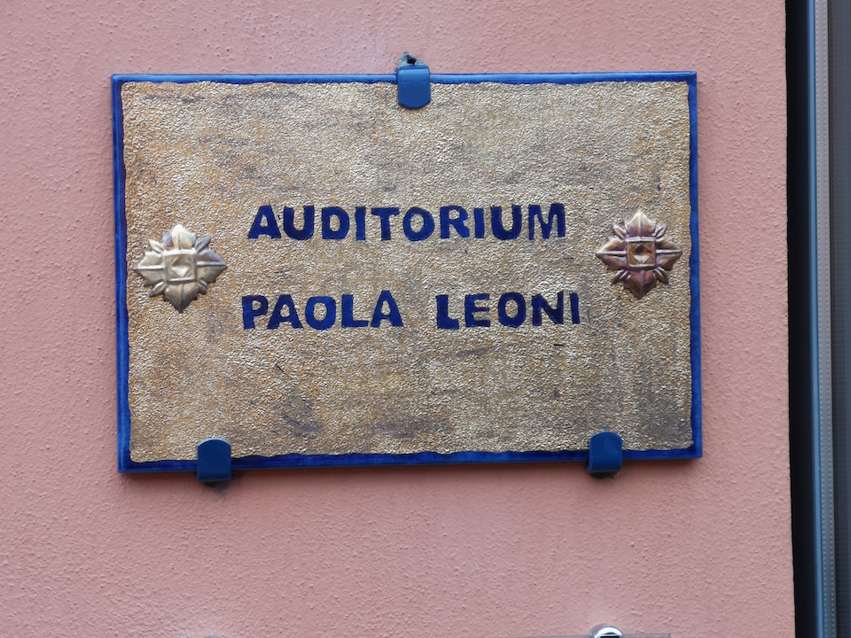 Intitolato a Paola Leoni l’Auditorium del Centro d’Incontro. Foto e cronaca