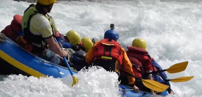 Raccontare il Nepal, su un gommone da rafting. Grazie al crowdfunding