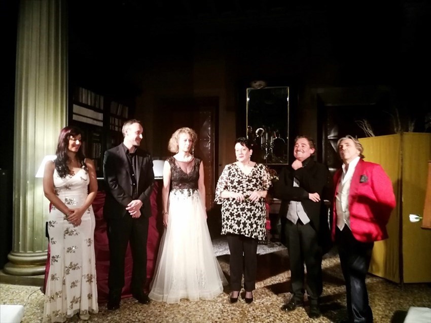 a sinistra Sabrina Mallano (rammentatrice), Andrea Sardi  (pianista),  Elena Cavallo soprano), Paola Bidini (responsabile associazione Arte e Cura)