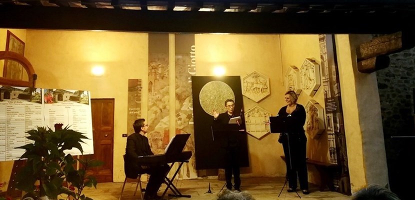 Un momento del concerto alla Casa di Giotto. Da sinistra Giacomo Benedetti (pianoforte), Sabrina Landi Malevolti (clarinetto) e Roberta Landi Malevolti (violino)