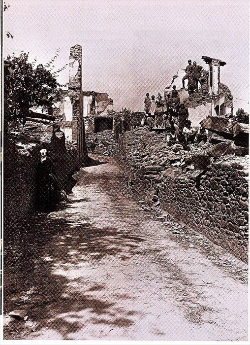 Quel che rimase dell’abitato di Rupecanina dopo il terremoto nel Mugello il 29 giugno 1919 (Dal libro di Adriano Gasparrini “Quando la terra tremò”)