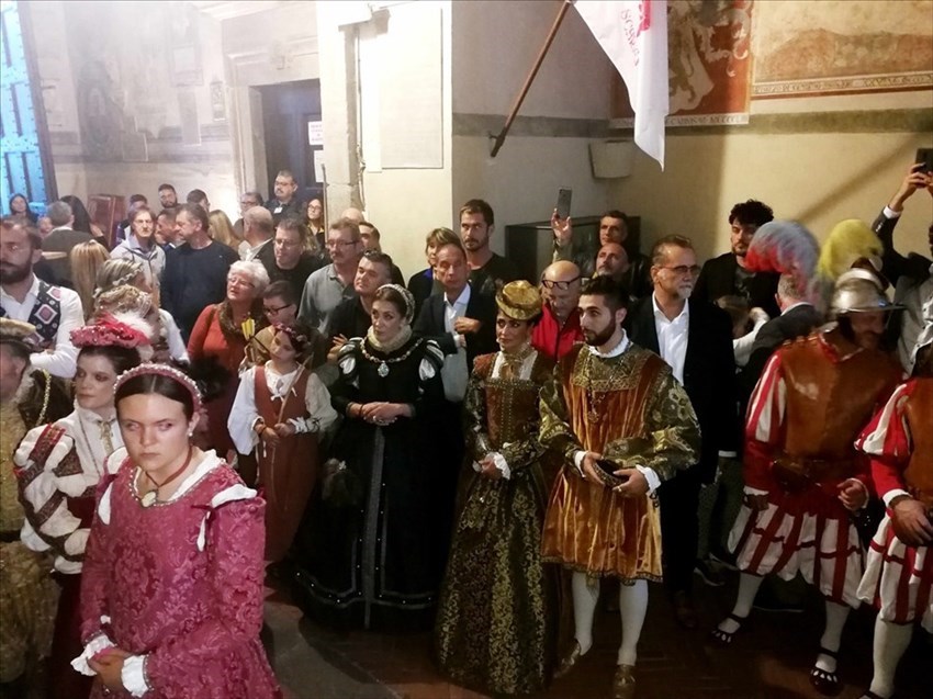 Particolare dell’atrio del Palazzo Dè Vicari durante la presentazione del Gran Mugello Ubaldino alla presenza del Corteo Storico di Scarperia con i tamburini