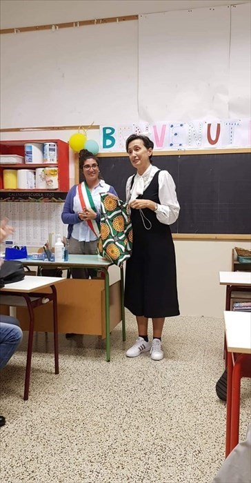 L'accoglienza degli alunni di San Francesco in classe da parte del vicesindaco Rimini