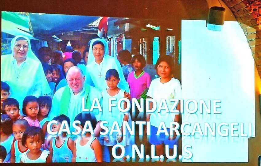 Don Francesco durante un suo soggiorno nella Missione di Manila nelle Filippine - foto di una slide