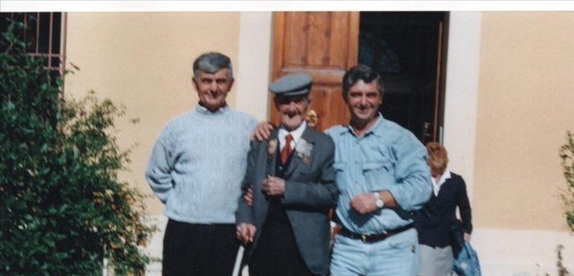 Flavio Masi (1893-1996) festeggia, a Riolo Terme, il suo centesimo compleanno. Lo affiancano i nipoti Mario Poli (1934-2010) e Angiolo (1943)