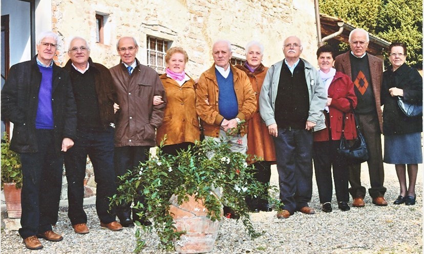 Piero Parigi, secondo da destra, insieme ai fratelli  ed ai cugini in visita nel  2009, al vecchio podere il “parigiuccio” dei loro avi, a San Martino a Vespignano.