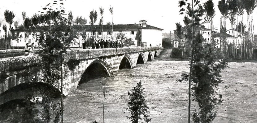Sabato 23 novembre 1928. La piena della Sieve passa sotto le arcate del ponte ottocentesco, costruito nel 1846 dopo la tremenda alluvione del 1844 che fece crollare l’antico ponte mediceo.