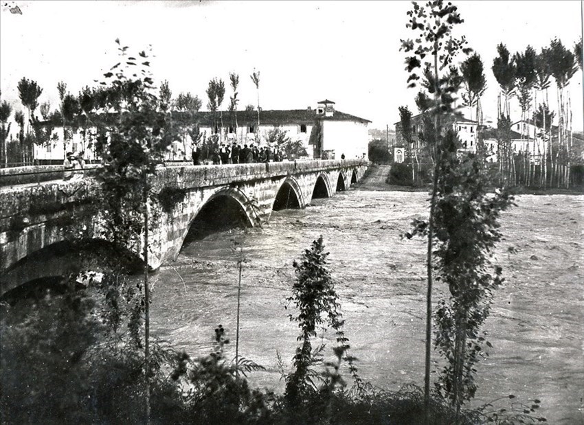 Sabato 23 novembre 1928. La piena della Sieve passa sotto le arcate del ponte ottocentesco, costruito nel 1846 dopo la tremenda alluvione del 1844 che fece crollare l’antico ponte mediceo.