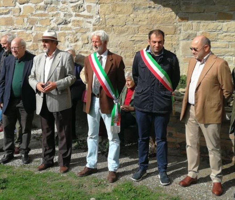 A destra il dott. Massimo Ragazzini, accanto alle autorità amministrative in occasione della cerimonia d’inaugurazione della lapide del Passo del Muraglione