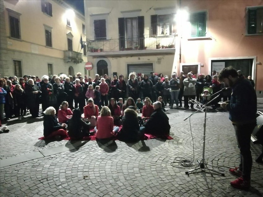Esibizione studenti di Vicchio per inaugurazione panchina rossa
