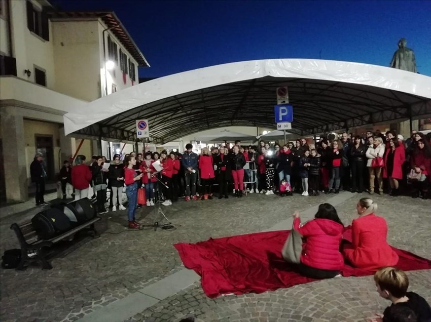 Esibizione studenti di Vicchio per inaugurazione panchina rossa