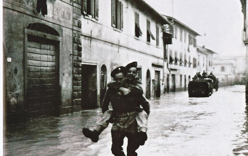 1944 - Via Brocchi allagata. Simpatica la scena di un soldato inglese che porta sulle spalle un commilitone.