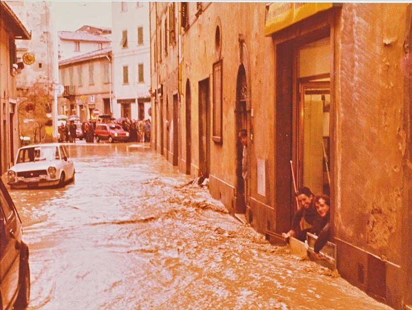 1982 - Il torrentello San Giovanni è esondato, allagando Largo Lino Chini e via Pananti.