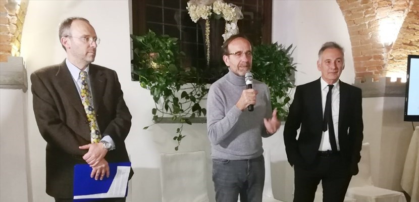 Da sinistra il presentatore Alessio Barletti con Riccardo Nencini e Leonardo Manzani., storici fondatori del Premio Internazionale “Le Velò”- l’Europa per lo sport”.