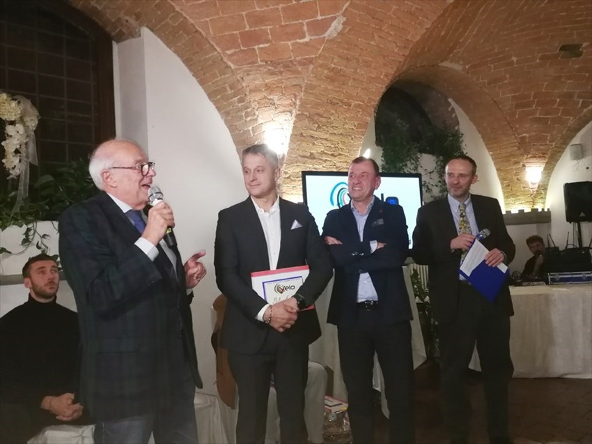 Silvio Fauner campione mondiale di sci alpino. A sinistra Paolo Allegretti presidente dell’Associazione e“Veterani dello Sport”