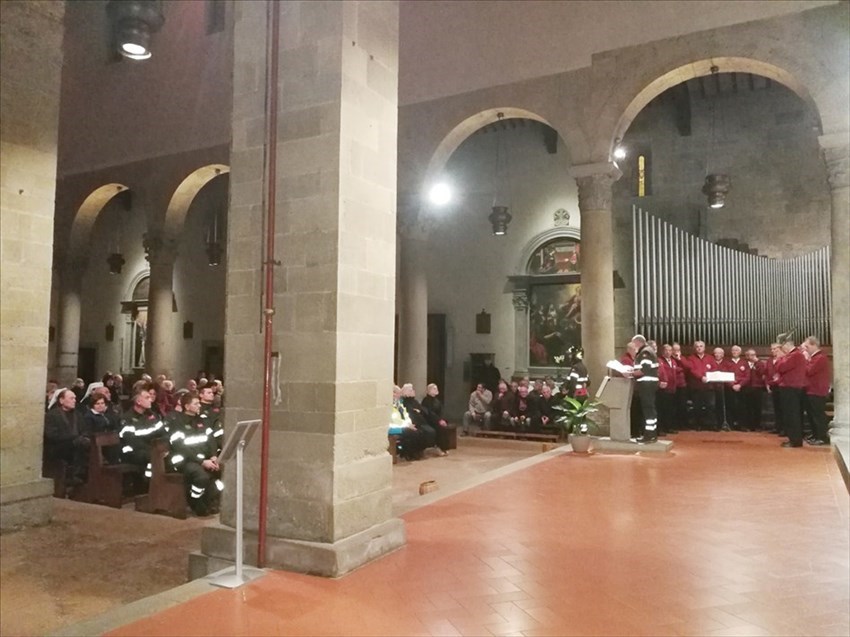 Un momento della cerimonia all’interno della Pieve di San Lorenzo