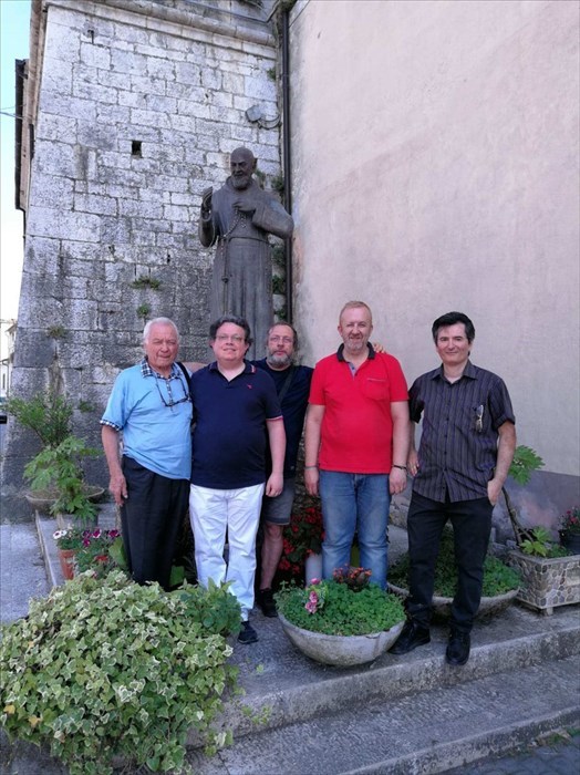 A sinistra Elia Stelluto fotografo ufficiale di Padre Pio con alcuni componenti dell’Ordineegli Architetti di Foggia.