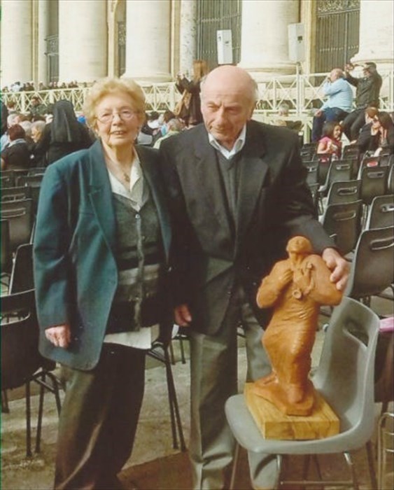 Marco Lukolic in piazza San Pietro con la moglie Anna Fuligni, dopo aver donato  una sua scultura.