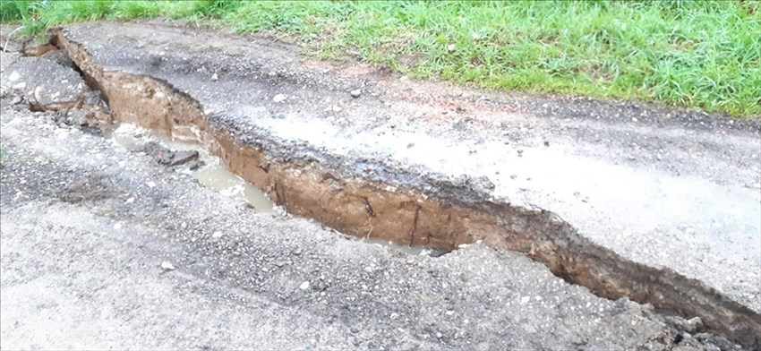 Strada chiusa a causa di una crepa