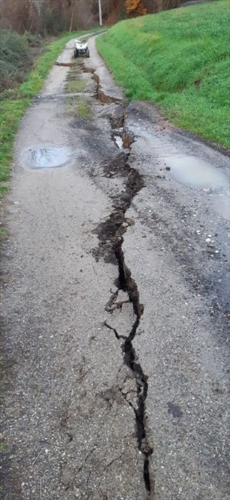 Strada chiusa a causa di una crepa