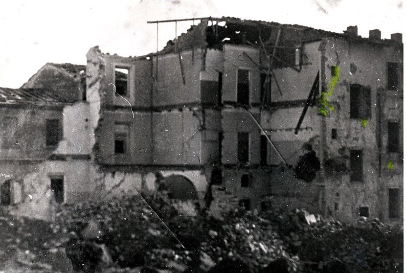 Immagine inedita del tragico bombardamento del 30 Dicembre 1943 - il palazzo Cipriani, in via Giotto Ulivi  colpito dalle bombe