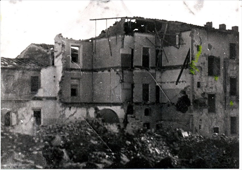 Immagine inedita del tragico bombardamento del 30 Dicembre 1943 - il palazzo Cipriani, in via Giotto Ulivi  colpito dalle bombe