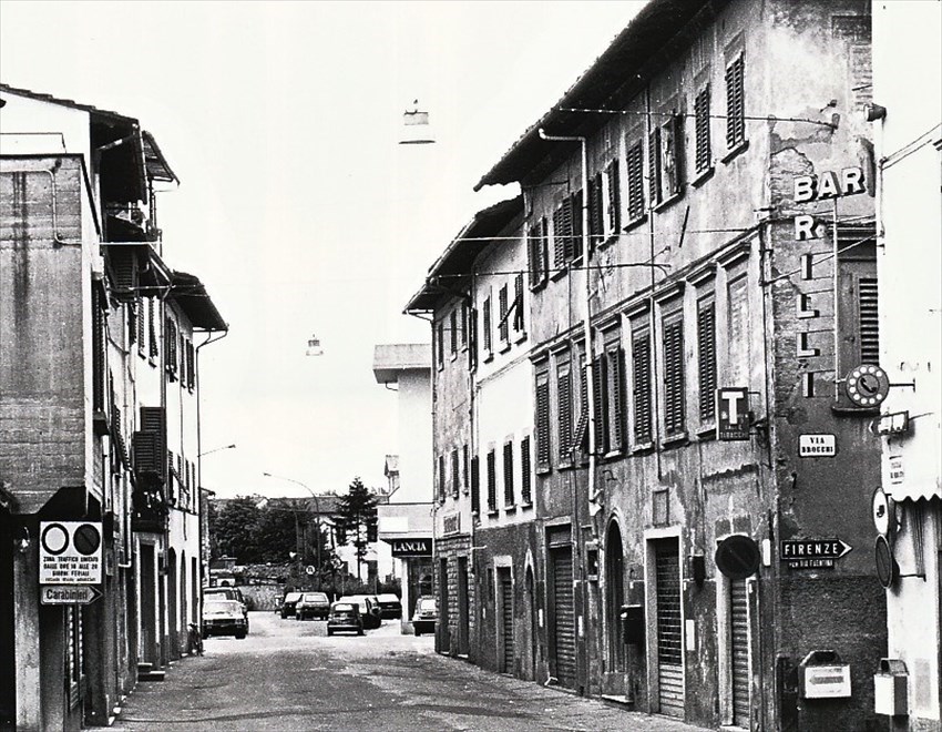 Via del Canto (Borgo San Lorenzo). A destra l’ottocentesco palazzetto Bandini (famiglia di speziali, farmacisti ed amministratori), dove nel 1849 fu arrestato don Giotto Ulivi insieme a due