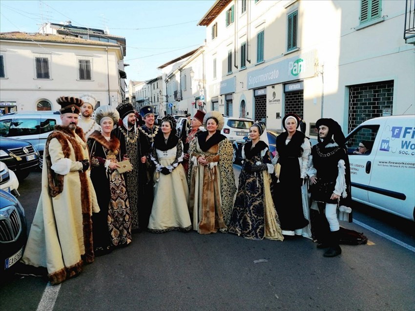 I costumi del Gruppo La Fenice di Pistoia in piazza Gramsci