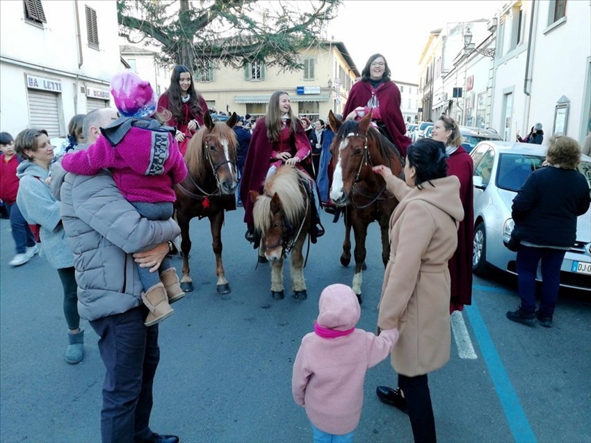Bambini felici davanti  ai cavalli  in piazza del Poggio