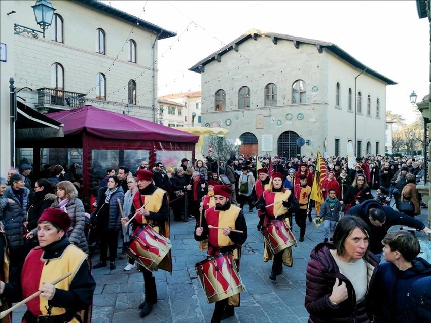 La sfilata del Gruppo della Signoria di Fiorenza in piazza Garibaldi davanti al Palazzo del Podestà