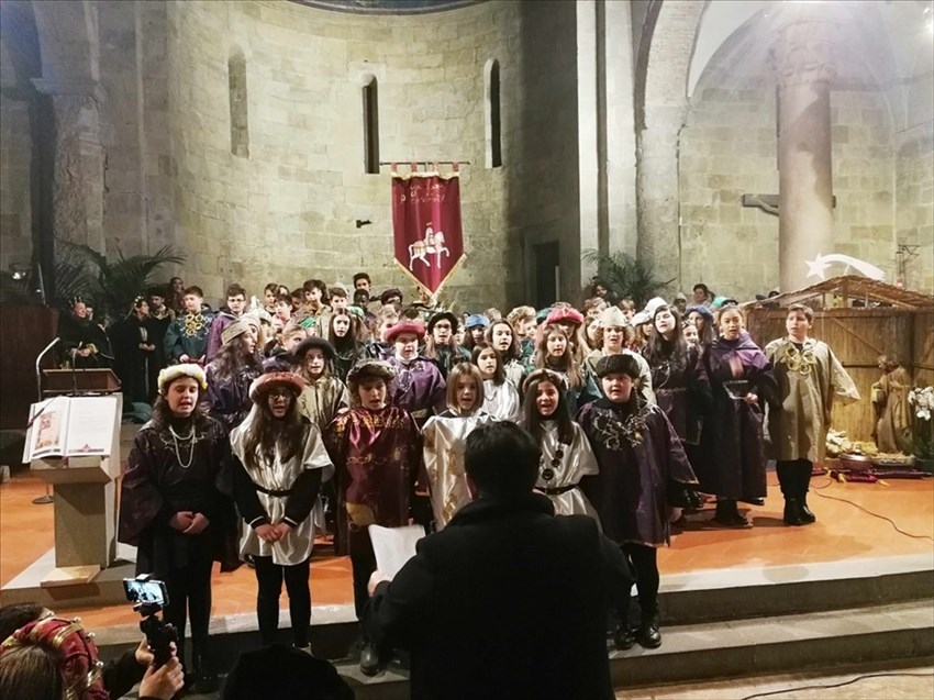 Il grande finale con  il coro degli alunni della Scuola media “Giovanni della Casa” diretto da Marilisa Cantini.