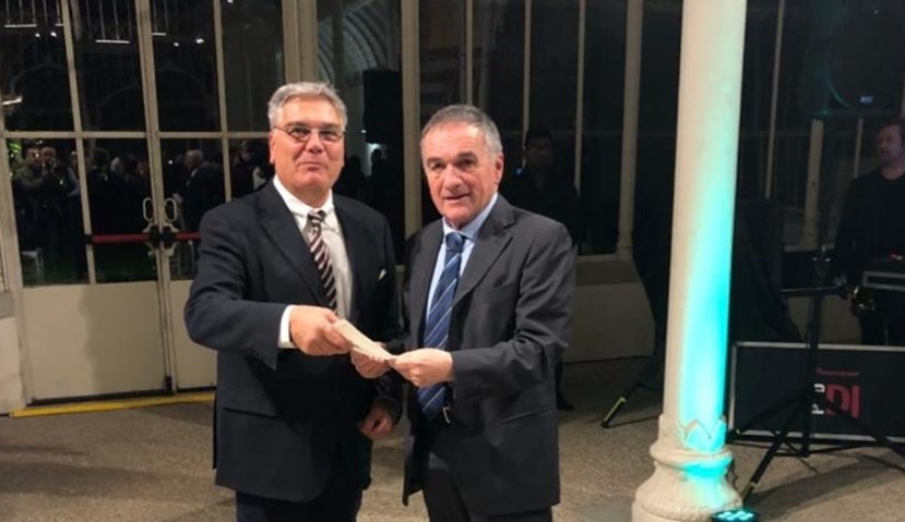 Giachi a destra premiato dal presidente del Collegio  dei Geometri di Firenze, geom. Stefano Nicolodi.