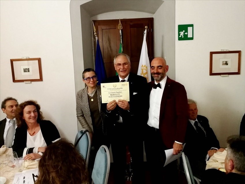 Adriano Borgioli fra Sabrina Landi Malavolti e Stefano Santarelli, con l’attestato del primo premio