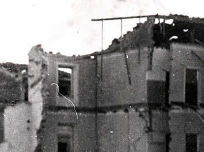 Immagine inedita del tragico bombardamento del 30 Dicembre 1943 - il palazzo Cipriani, in via Giotto Ulivi  colpito dalle bombe