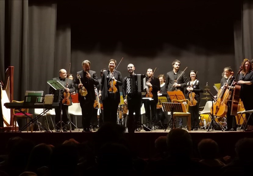 Orchestra Camerata de'Bardi durante il concerto etno-sinfonico al Teatro Giotto