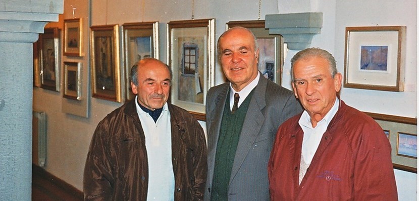 Vasco Tortelli al centro  fra lo scultore prof. Marco Lukolic (scomparso pochi giorni orsono) e il pittore Mauro Simoni.