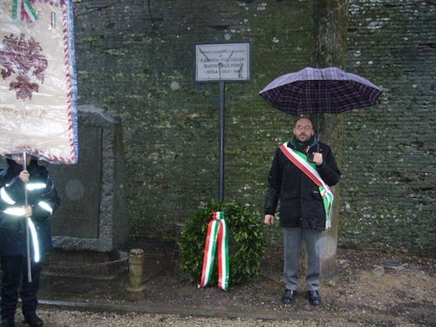 2014 - La cerimonia dell’installazione della lapide nei giardini di Scarperia a cura  dell’allora Commissario Prefettizio dott. Fabrizio Stelo