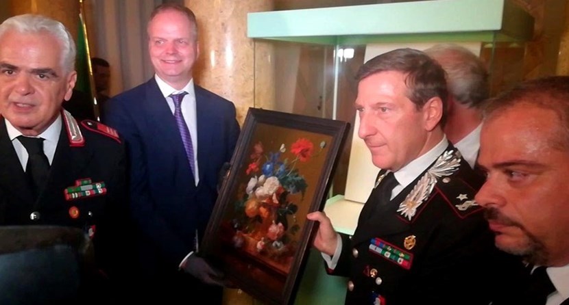Il Direttore Generale degli Uffizi  Dott. Eike Schmidt presenta il “Vaso di Fiori” di  Jan Van Huysum, attorniato  dagli ufficiali dei carabinieri con a destra il Maggiore Lanfranco Disibio