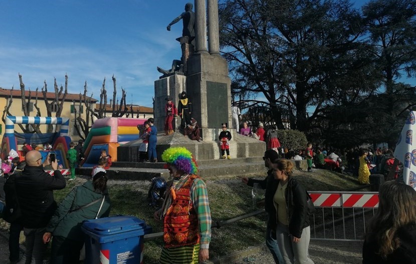 Il Monumento ai Caduti in occasione del Carnevale