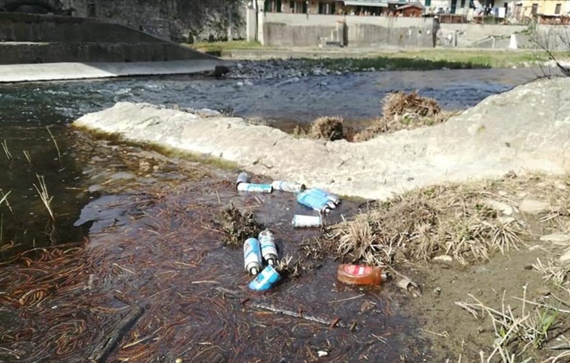Rifiuti sugli argini dopo la Festa di Carnevale a Pontassieve e San Francesco, le foto denuncia di Valdisieve in Transizione