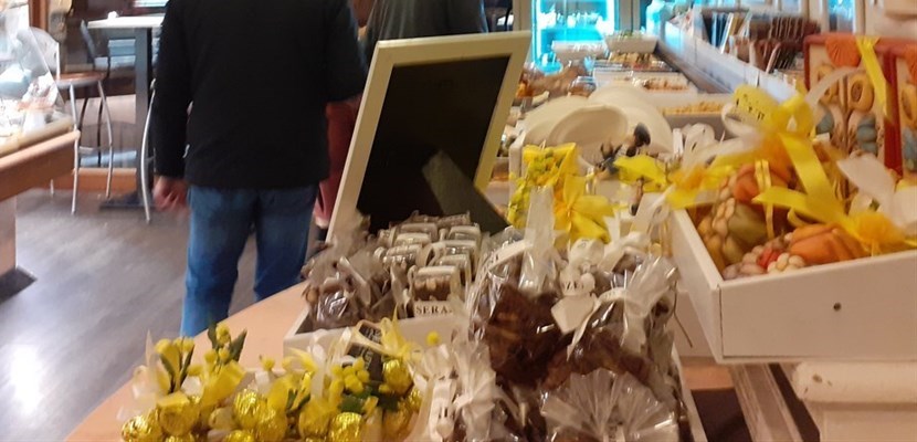 Firenze, buffet aperitivo tutto regolare