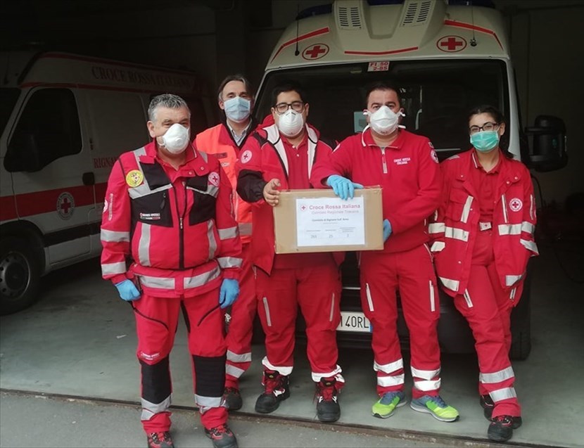 Alcuni operatori del Croce Rossa Rignano con il materiale sanitario ricevuto dalla Croce Rossa cinese
