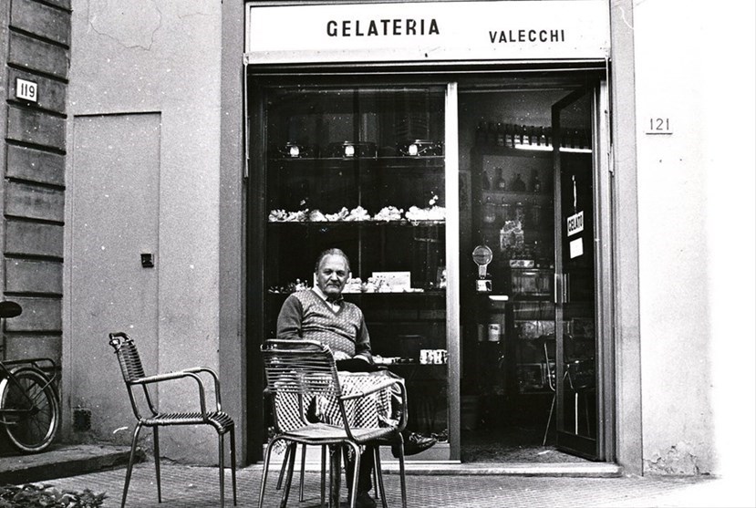 Enzo Valecchi seduto davanti al suo Bar.