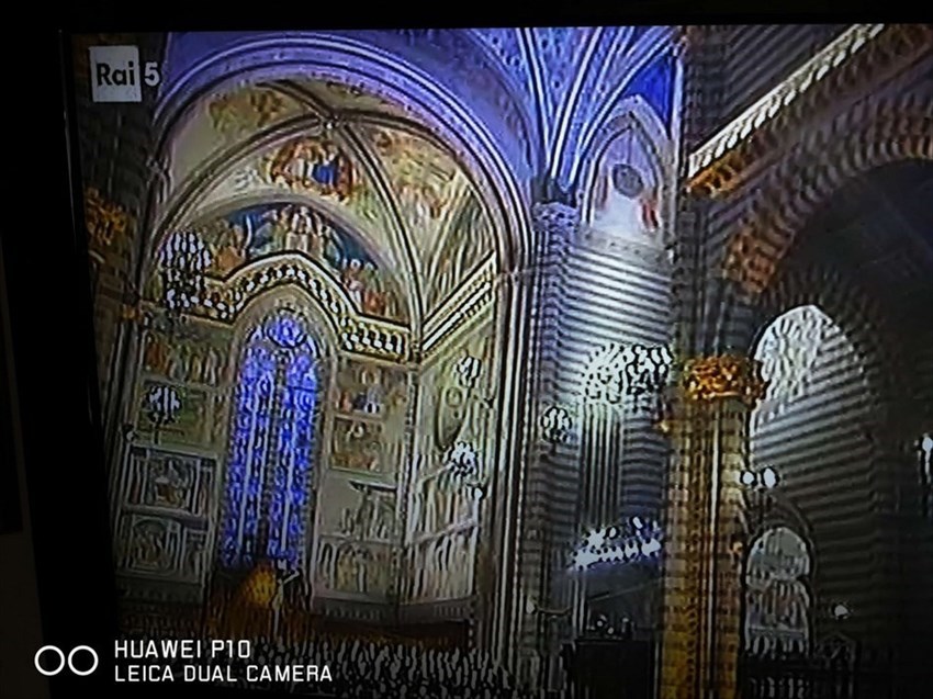 Interno dello splendido interno del Duomo di orvieto durante  il Requiem di Verdi