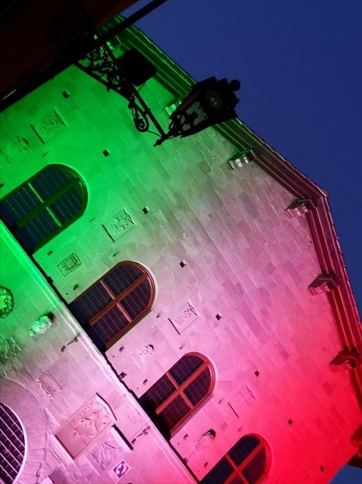 La biblioteca di Borgo illuminata con i colori della bandiera italiana