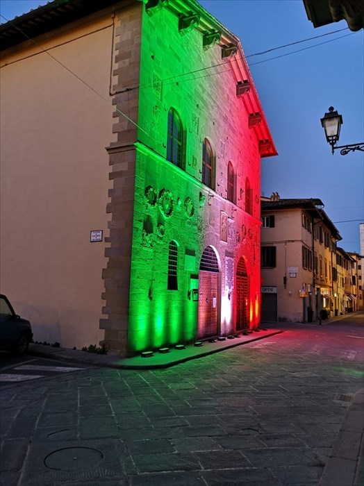 La biblioteca di Borgo illuminata con i colori della bandiera italiana