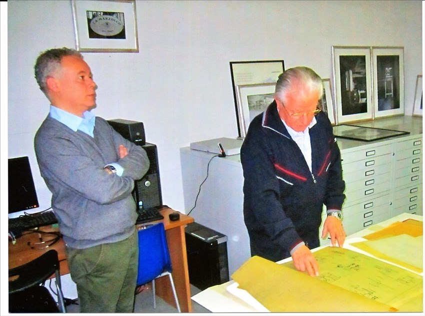 Piero Bambi a destra,  mentre con il dirigente Roberto Bianchi osserva alcuni vecchi  progetti delle macchine da caffè (Foto A:Giovannini)